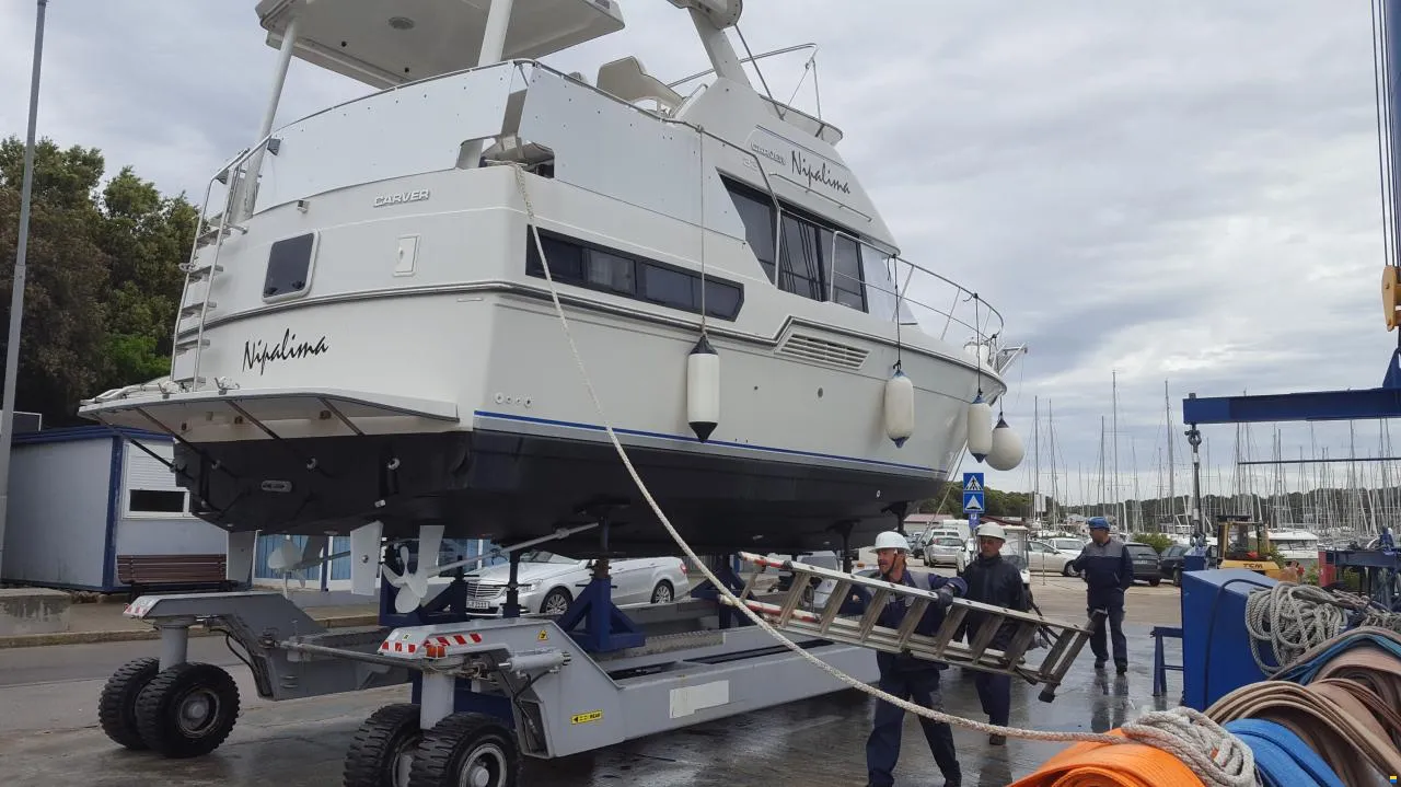 Carver 33 AFT Fly
